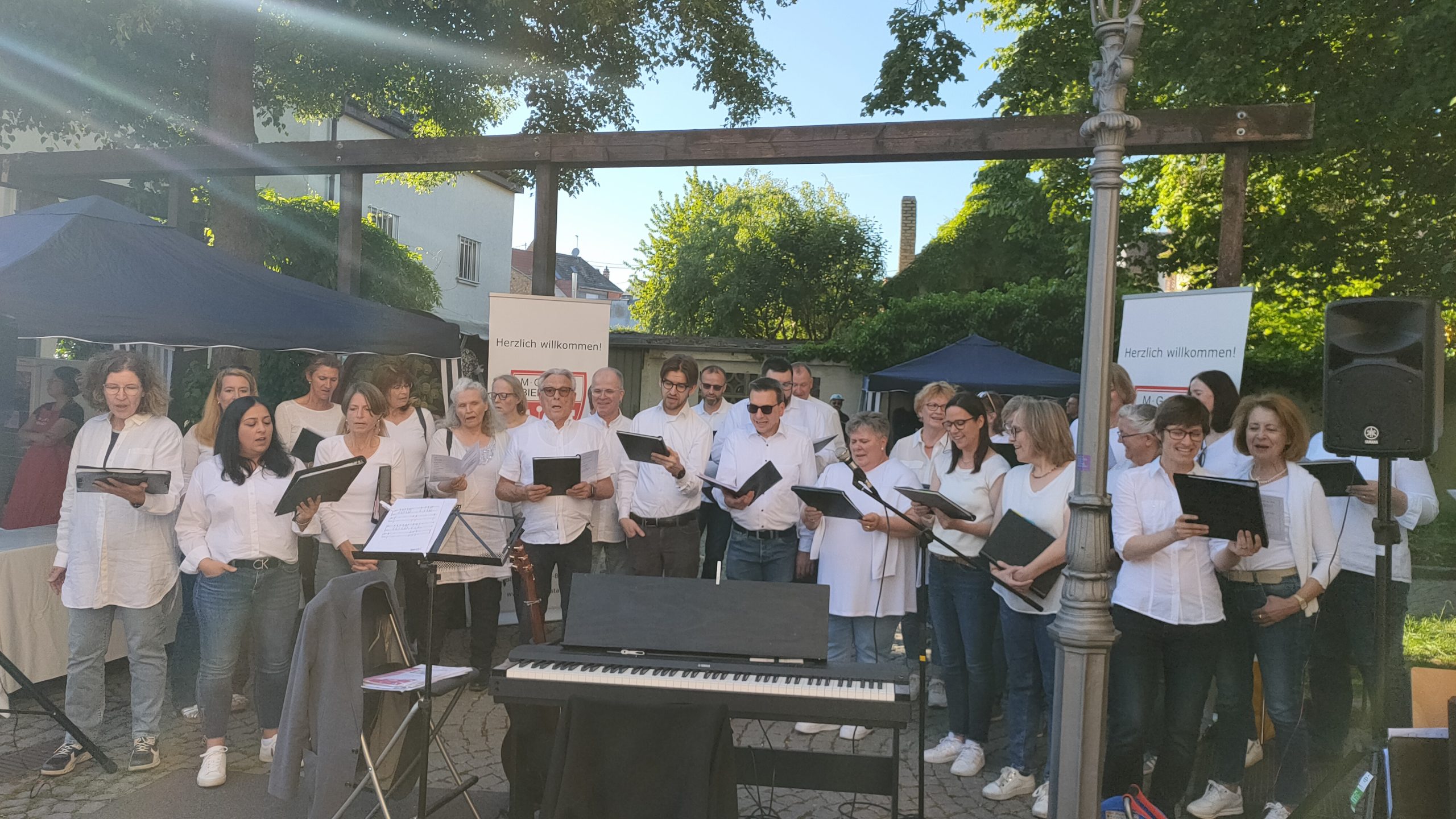 Auftritt der Sängerinnen und Sänger des MGV bei der Maiveranstaltung